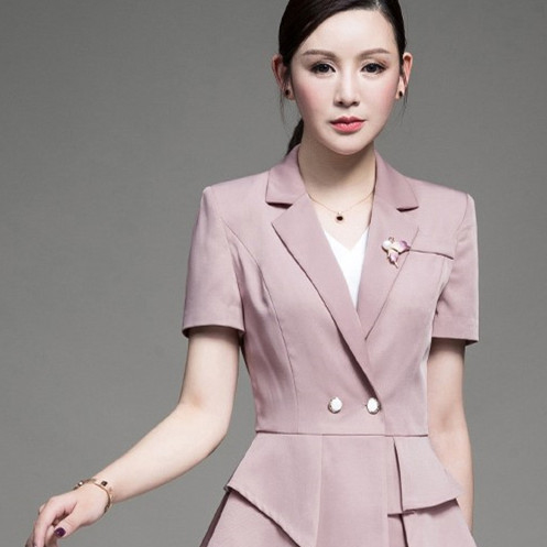 女款商務(wù)西服