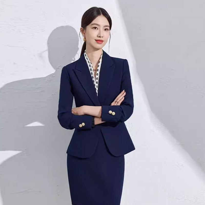 女款商務(wù)西服