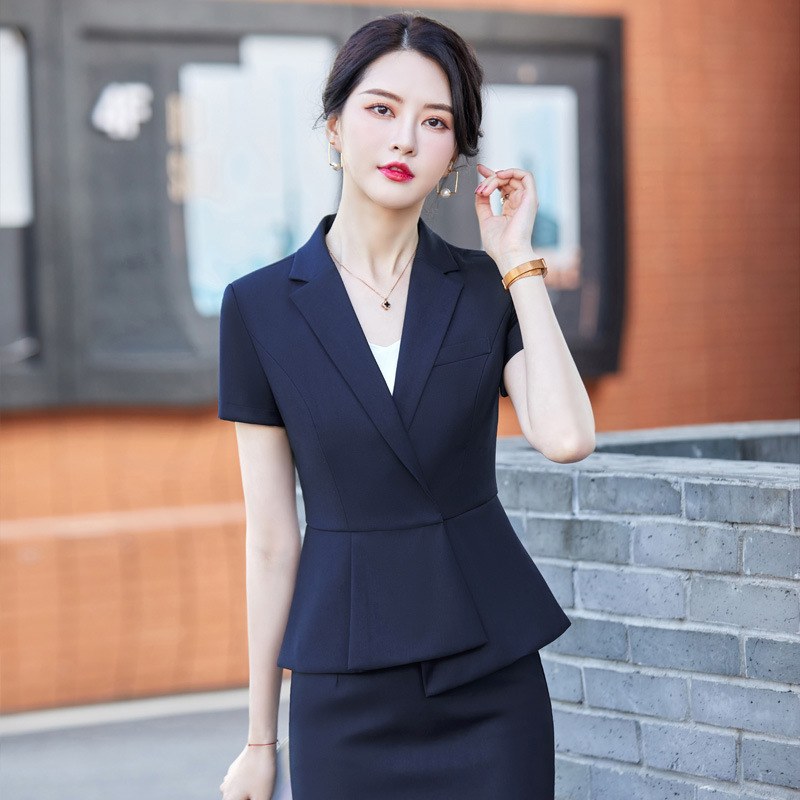 女款商務(wù)西服