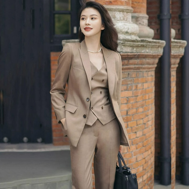 女款商務(wù)西服