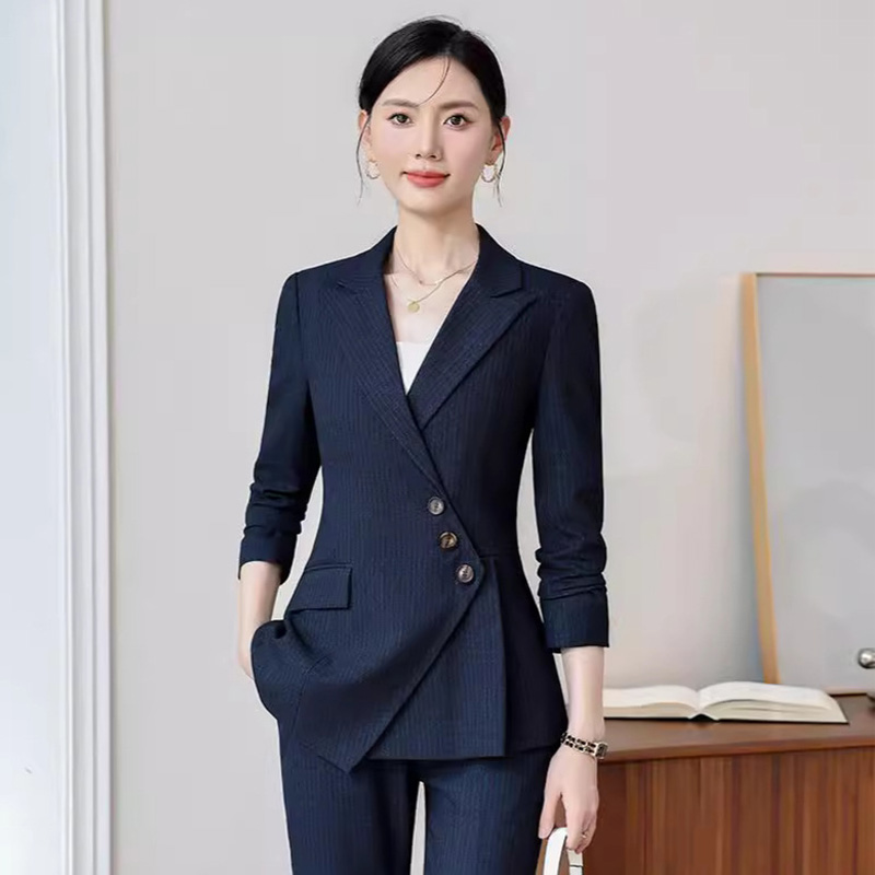 女款商務(wù)西服